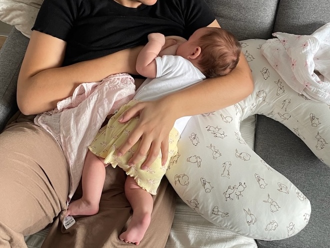 kobieta karmiaca dziecko piersią