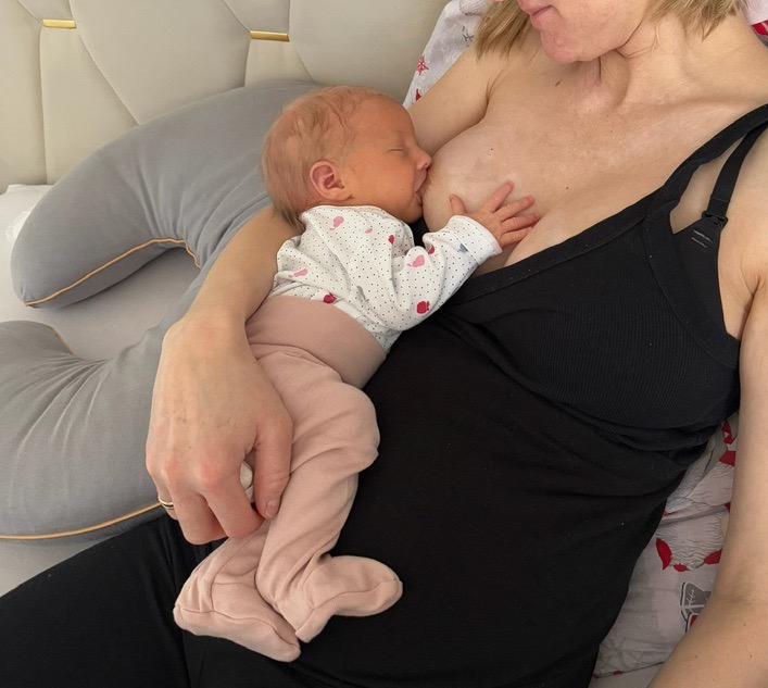 kobieta karmiaca dziecko piersią