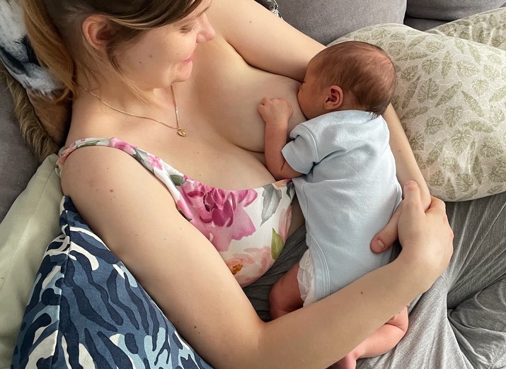 kobieta karmiaca dziecko piersią