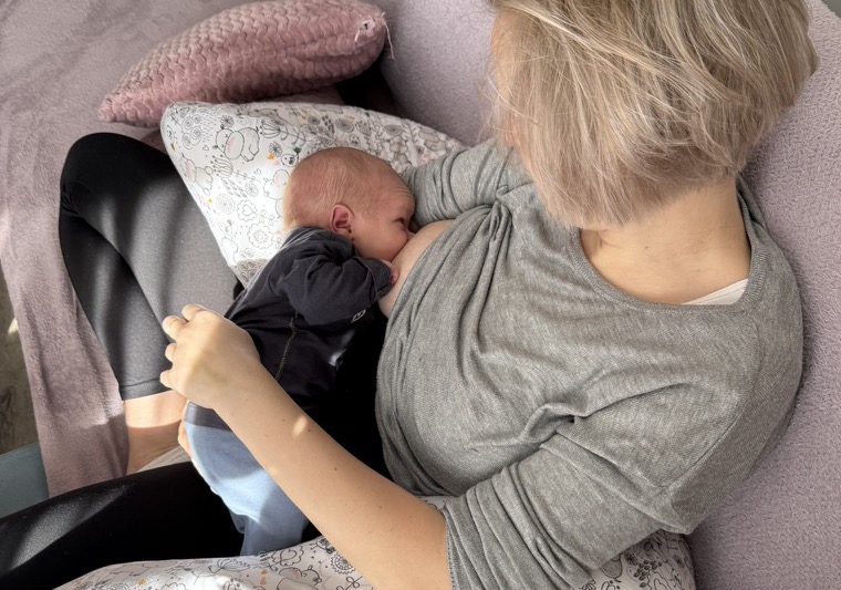 kobieta karmiaca dziecko piersią