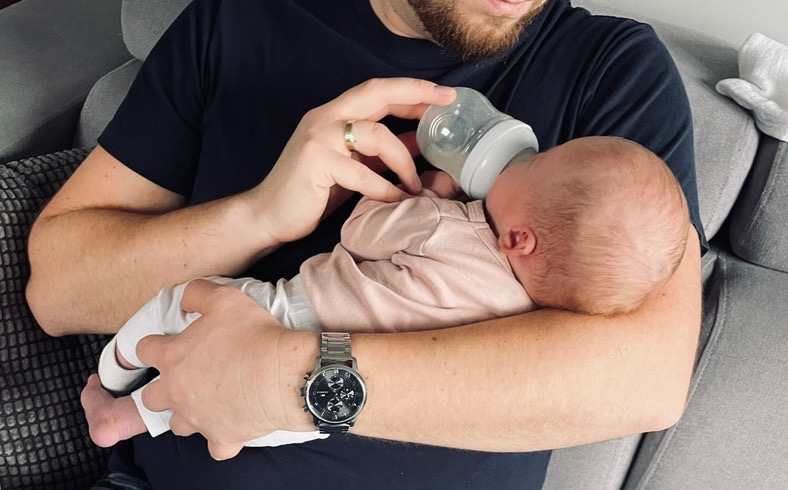 męzczyzna karmiący butelką